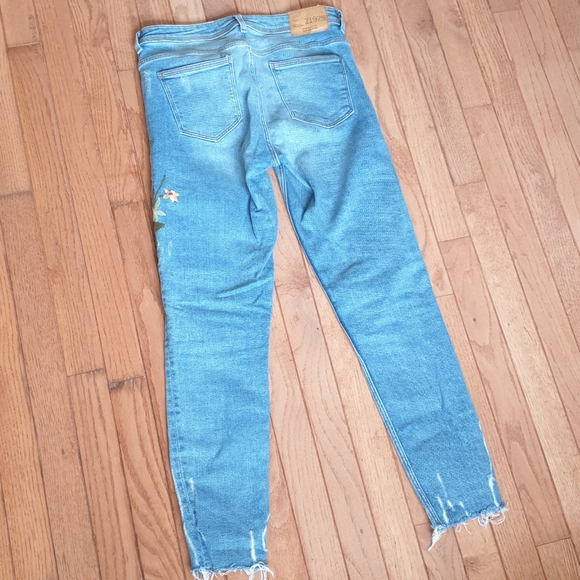 Medium wash ripped floral embroidered jeans - Picture 3 of 5